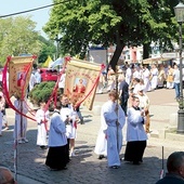 Procesja teoforyczna wyrusza sprzed katedry św. Mikołaja  w Elblągu.