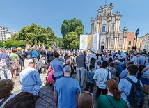 Na pl. Piłsudskiego przeszli przedstawiciele zakonów, bractw i kapituł archidiecezji warszawskiej, nadzwyczajni szafarze Komunii św., wojsko i policja, kapłani i liczni wierni.