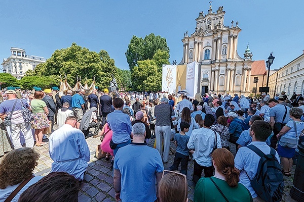 Na pl. Piłsudskiego przeszli przedstawiciele zakonów, bractw i kapituł archidiecezji warszawskiej, nadzwyczajni szafarze Komunii św., wojsko i policja, kapłani i liczni wierni.