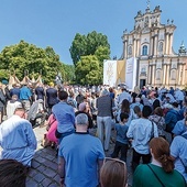 Na pl. Piłsudskiego przeszli przedstawiciele zakonów, bractw i kapituł archidiecezji warszawskiej, nadzwyczajni szafarze Komunii św., wojsko i policja, kapłani i liczni wierni.