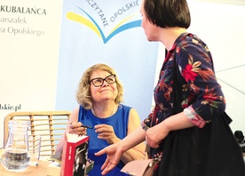 ▲	Autorka (z lewej) podpisuje swoją książkę podczas spotkania w WBP w Opolu.