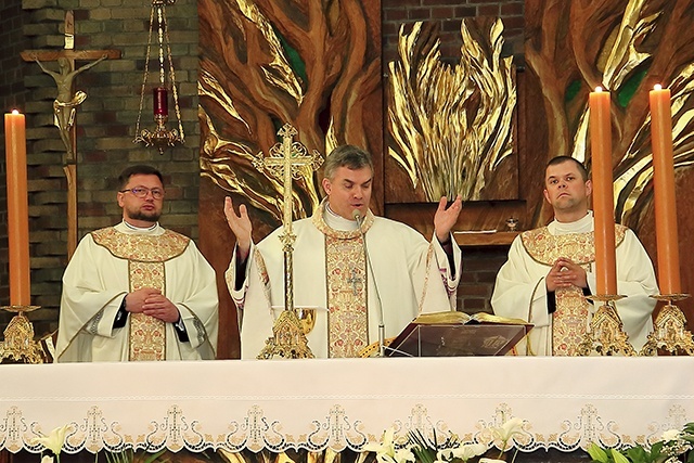 Mszy św. inauguracyjnej przewodniczył bp Zbigniew Zieliński,  a koncelebrowali ją ks. Paweł Wojtalewicz i ks. Tomasz Wołoszynowski.