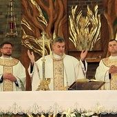 Mszy św. inauguracyjnej przewodniczył bp Zbigniew Zieliński,  a koncelebrowali ją ks. Paweł Wojtalewicz i ks. Tomasz Wołoszynowski.