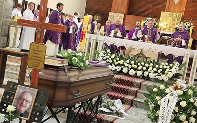 Uroczystościom pogrzebowym przewodniczył bp Zadarko.