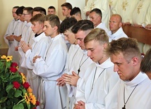 ▲	Lektorzy i ceremoniarze zostali pobłogosławieni do pełnienia posługi.