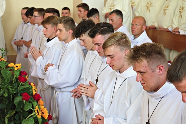 ▲	Lektorzy i ceremoniarze zostali pobłogosławieni do pełnienia posługi.