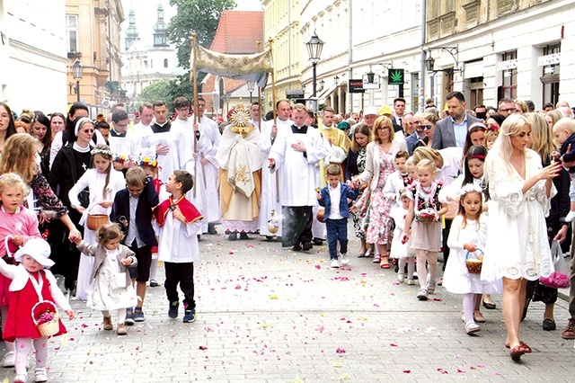 	W centralnej procesji z Wawelu na Rynek Główny wzięło udział kilka tysięcy osób.