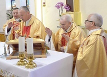 ▲	Koncelebra pod przewodnictwem bp. Marka Solarczyka. Jubilat drugi z prawej.