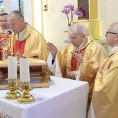 ▲	Koncelebra pod przewodnictwem bp. Marka Solarczyka. Jubilat drugi z prawej.