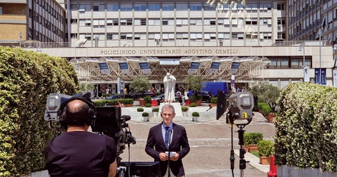 Dziennikarze z całego świata regularnie informowali o stanie zdrowia Franciszka.