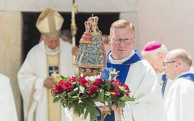 	Ks. Wojciech Iwanicki niósł w procesji na rozpoczęcie Mszy św. wizerunek Maryi umieszczony na co dzień w ołtarzu głównym.