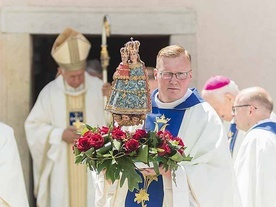	Ks. Wojciech Iwanicki niósł w procesji na rozpoczęcie Mszy św. wizerunek Maryi umieszczony na co dzień w ołtarzu głównym.