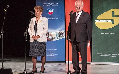 	Krystyna Frąszczak i Jan Palacz – inicjatorzy projektu podczas uroczystej gali na koniec jego podsumowania.