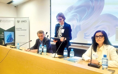 ▲	Aneta Wójciszyn-Wasil podczas otwarcia panelu naukowego.
