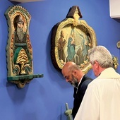 Relikwiarz wyeksponowany jest na specjalnym postumencie z płaskorzeźbą świętego – na zdjęciu pochylony przed nim Raymond Nader.