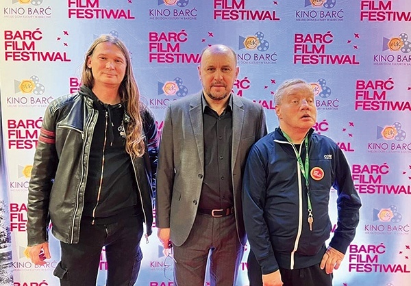 Przy okazji festiwali Piotrek (pierwszy z prawej) nawiązuje nowe znajomości. W Barcinie przyjaciele spotkali m.in. Adama Woronowicza.