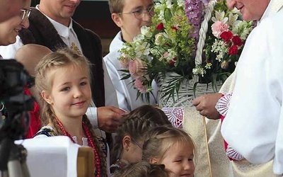 	Uczestnicy wydarzenia pojawili się w strojach regionalnych.