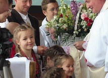 	Uczestnicy wydarzenia pojawili się w strojach regionalnych.