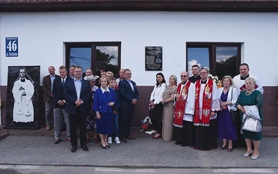 W odsłonięciu tablicy wzięli też udział krewni upamiętnionego księdza.