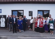 W odsłonięciu tablicy wzięli też udział krewni upamiętnionego księdza.