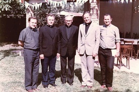 	Rok 1986. Biskup Szczepan Wesoły (w środku) z wizytą w Argentynie. Od lewej księża: Kazimierz Warzyca, Tadeusz Mastej, Eugeniusz Gancarz i Kazimierz Pres.
