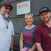 	Od lewej ks. Artur, Paula i ks. Piotr przed siedzibą SWM we Wrocławiu, znajdującą się w podstawówce przy ul. Świętokrzyskiej. Wszyscy zainteresowani misjami więcej informacji mogą znaleźć na www.wroclaw-swm.pl.