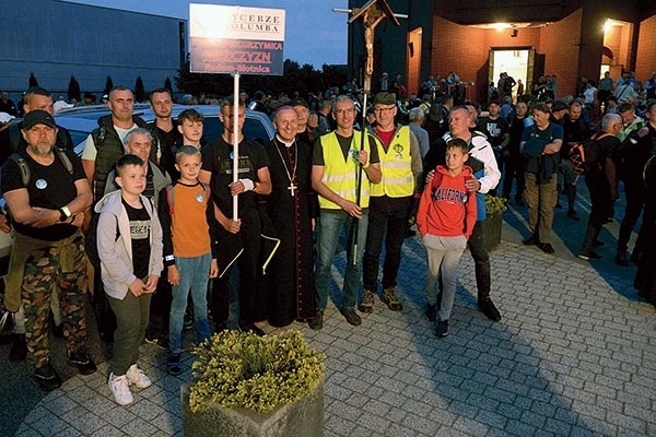 ▲	Pielgrzymów pobłogosławił i wyprowadził na trasę bp Marek Solarczyk.