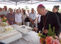 Rocznicowy tort, którym częstowali się uczestnicy uroczystości, pokroił bp Marek Solarczyk. 