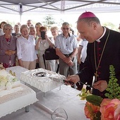 Rocznicowy tort, którym częstowali się uczestnicy uroczystości, pokroił bp Marek Solarczyk. 