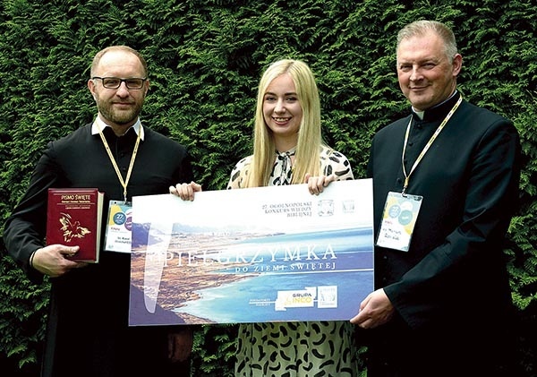 ▲	Maja Sałek z księżmi Karolem Warchołem i Marcinem Rogalą.