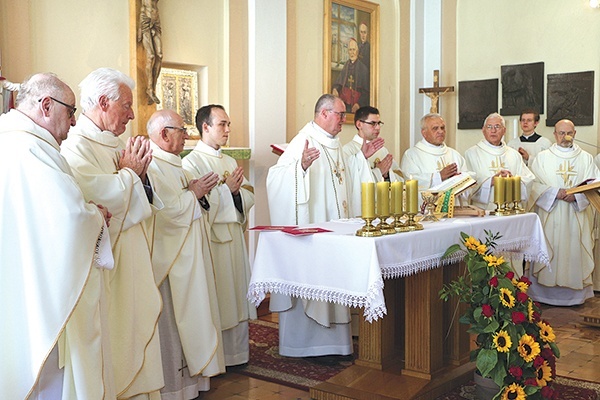 ◄	Zgodnie z tradycją płockiego prezbiterium duchowni modlili się w seminaryjnej kaplicy.