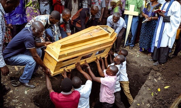 Pogrzeb jednej z ofiar masakry w szkole w Mpondwe-Lhubiriha w Ugandzie.