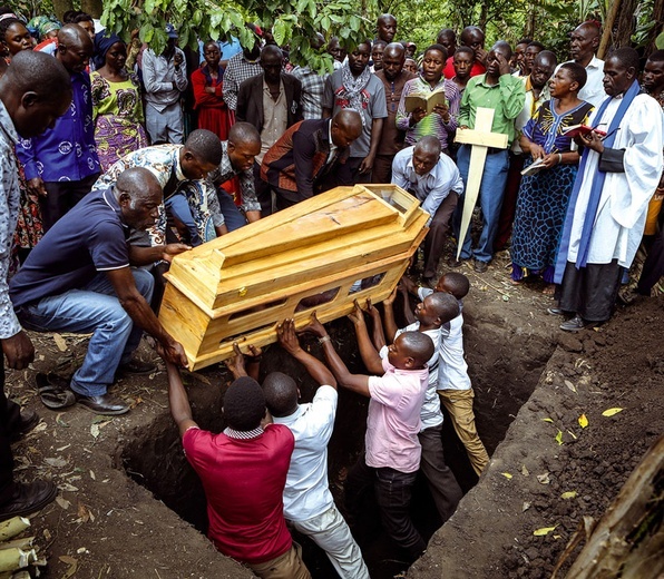 Pogrzeb jednej z ofiar masakry w szkole w Mpondwe-Lhubiriha w Ugandzie.