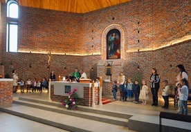 Ołtarz i prezbiterium.  Na ścianie wisi obraz  św. Michała Archanioła.