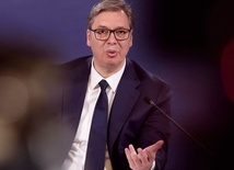 Prezydent Serbii Aleksandar Vučić zaczyna porzucać tradycyjną przyjaźń z Rosją na rzecz zbliżenia z Zachodem.