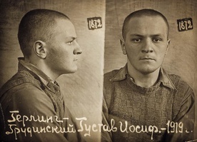 Zdjęcie zrobione w chwili osadzenia w sowieckim łagrze. Pisarz przebywał w nim od 1940 do 1942 roku.