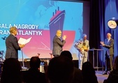 Hatif Janabi (drugi z prawej) odebrał Nagrodę Transatlantyk.