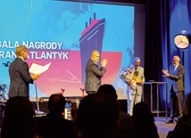 Hatif Janabi (drugi z prawej) odebrał Nagrodę Transatlantyk.