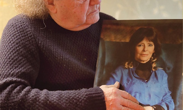 Józef Skrzek ze zdjęciem żony Aliny.