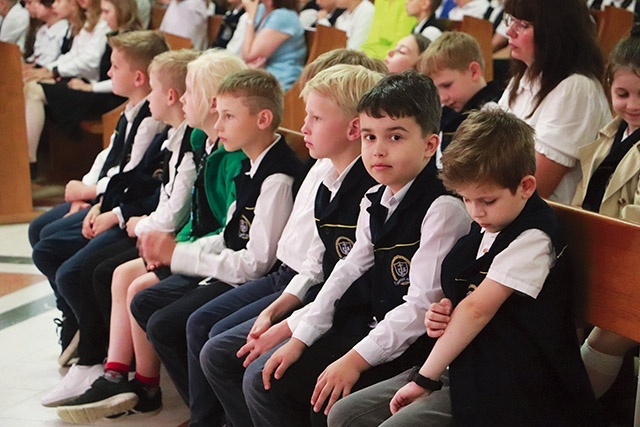 ▲	Uczniowie skierniewickiego Klasyka podczas Mszy powierzali Panu Bogu czas letniej przerwy w nauce, ale i dziękowali za dobro, którego doświadczali w szkole przez 10 miesięcy.