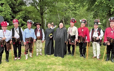 	Ks. Studenski i ks. Pokojnikow oraz Stanisław Lizak z Beskidzkimi Harnasiami.