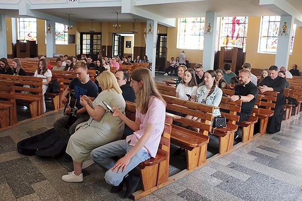 Jedna z konferencji w kościele parafii św. Józefa rozpoczęła się od zaśpiewania polskiej wersji hymnu ŚDM − „Powietrze już drga”.