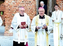 	Obrzędu błogosławieństwa dokonali abp Józef Górzyński wraz z bp. Gebhardem Fürstem.