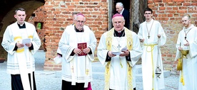 	Obrzędu błogosławieństwa dokonali abp Józef Górzyński wraz z bp. Gebhardem Fürstem.