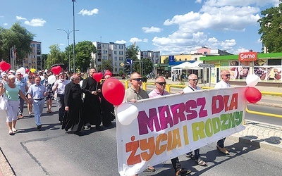 Korowód wyruszył z parafii Przemienienia Pańskiego w kierunku parafii św. Brata Alberta.