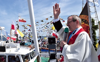 Na Zatoce Puckiej abp Wojda pobłogosławił pielgrzymów.