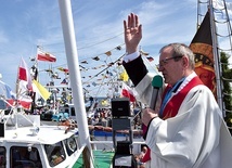 Na Zatoce Puckiej abp Wojda pobłogosławił pielgrzymów.