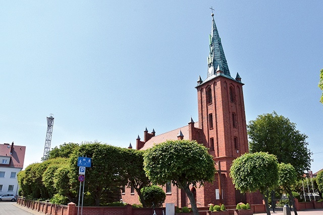 	Neogotycka budowla powstała na terenie podarowanym przez rybaków.