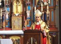 Zwieńczeniem liturgii były procesja wokół kościoła i błogosławieństwo Najświętszym Sakramentem.