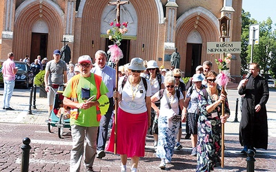 Pątnicy wyruszyli po Mszy św. w radomskiej katedrze.